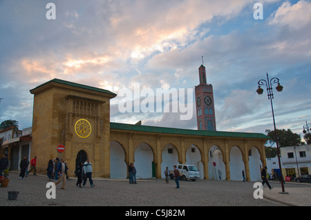 Mosquée la mosquée Sidi Bou Abid au Grand Socco Tanger Maroc place en début de soirée l'Afrique du Nord Banque D'Images