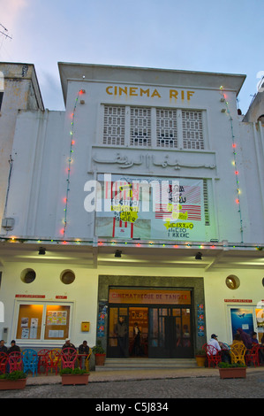Cinema Rif film maison et café restaurant de l'hôtel Le Grand Socco Tanger Maroc place en début de soirée l'Afrique du Nord Banque D'Images