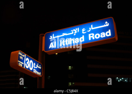 Al Ittihad Road street sign at night, Dubai Emirats Arabes Unis Banque D'Images