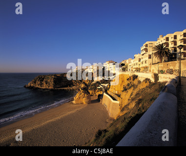 Apartments in early morning light sous un ciel bleu profond donnent sur l'extrémité ouest de la plage principale à Albufeira, Algarve, Banque D'Images