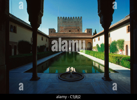 La cour principale et la piscine de l'hôtel Palacio de Generalife en début de matinée, la lumière, l'Alhambra, Grenade, Andalousie, au sud de Banque D'Images