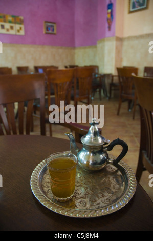 Thé a la Menthe le thé à la menthe dans un café au Café Central Petit Socco dans Medina tanger maroc afrique old town Banque D'Images