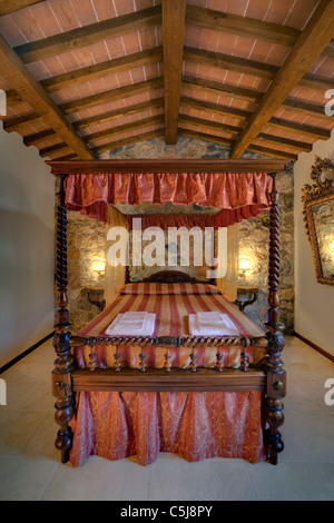 Lit à baldaquin dans une chambre Toscane, Italie Banque D'Images