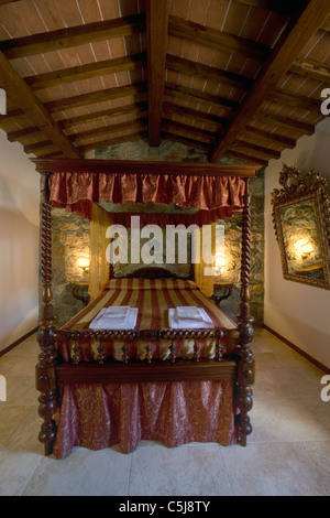 Lit à baldaquin dans une chambre Toscane, Italie Banque D'Images