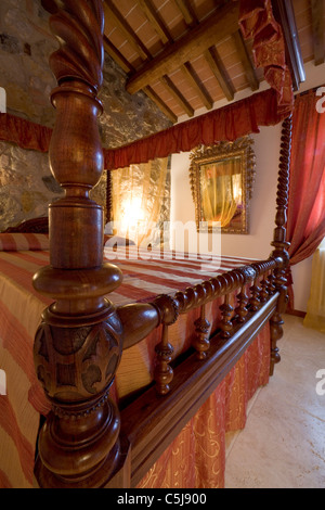 Lit à baldaquin dans une chambre Toscane, Italie Banque D'Images