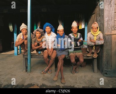 Groupe d'hommes du village en attendant peut-être pour travailler comme porteurs dans le village de Hille au Népal. Banque D'Images