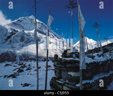 Les drapeaux de prières voler à Kharka Nehe sous le pic de 6 Montant de la Barun Vallée dans la région de l'est Népal Makalu. Banque D'Images