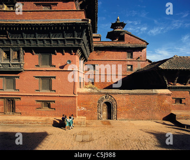 Les jeunes filles à l'extérieur de l'ancien palais royal népalais à Patan dans la vallée de Katmandou, Népal Banque D'Images