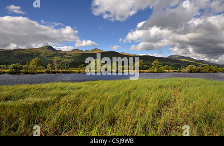 Lumière pommelé le long de la rivière Lochay avec un lit de joncs, des rives boisées et la Tarmachan Lawers et gammes. Banque D'Images