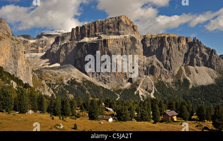 Le Sass de sommets de la Sella Pordoi Pass dans la région des Dolomites du nord de l'Italie. Banque D'Images