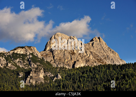 Lumière du soir sur le Lagazuoi pics de Punt de Sciare dans la région des Dolomites du nord de l'Italie. Banque D'Images