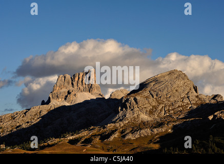 Lumière du soir sur les sommets de la Croda Negra groupe dans le col Falzarego dans la région des Dolomites du nord de l'Italie. Banque D'Images