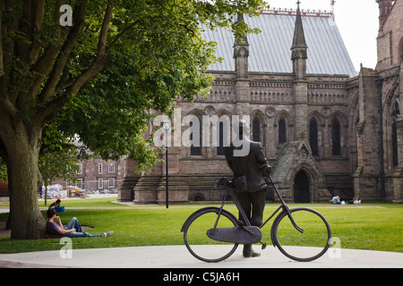 Statue d'Edward Elgar, à proximité de la cathédrale de Hereford, Hereford, Herefordshire Banque D'Images