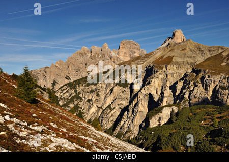 Le Scarperi tour et d'autres sommets au-dessus de la vallée de Rinbon Dolomites de Sesto dans la région du nord de l'Italie. Banque D'Images