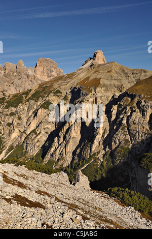 Le Scarperi tour et d'autres sommets au-dessus de la vallée de Rinbon Dolomites de Sesto dans la région du nord de l'Italie. Banque D'Images