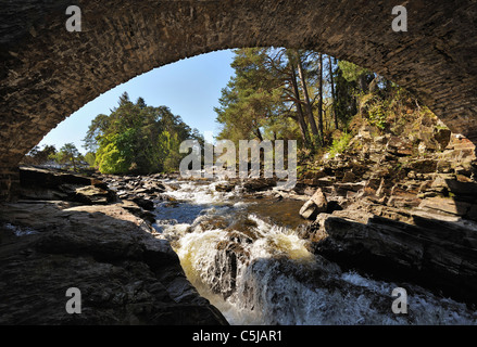 Ci-dessous les arches du pont, à l'Chutes de Dochart, Killin, Perthshire, Écosse, Royaume-Uni Banque D'Images