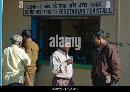 Avoir une tasse de thé pendant un arrêt du Nilgiri Mountain Railway (train à vapeur), en ordre décroissant par les montagnes de Nilgiri Banque D'Images