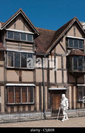 Le fantôme de Shakespeare passe devant le lieu de naissance de Shakespeare à Stratford upon Avon. L'Angleterre Banque D'Images