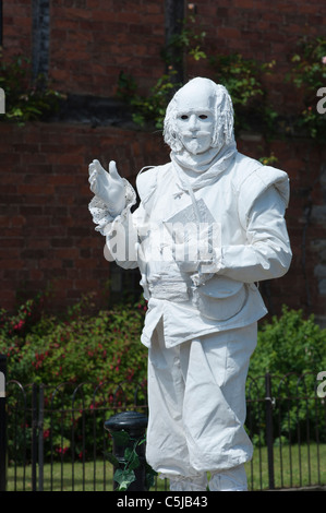 'Shakespeare's Ghost' Street artiste du spectacle à l'extérieur Lieu de naissance de Shakespeare à Stratford upon Avon, Royaume-Uni. Banque D'Images