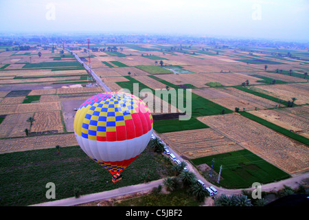 Montgolfière sur Louxor en Égypte (LA VALLÉE DU NIL ) Banque D'Images