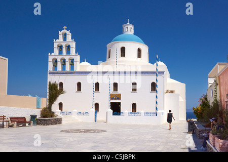 Eglise grecque avec Bell Tower à Oia, Santorin, Cyclades, Grèce Banque D'Images