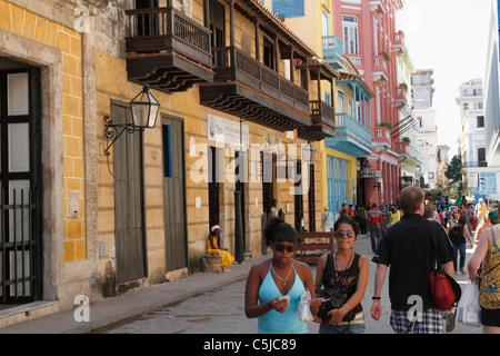 Les gens qui marchent sur la rue, La Havane, Cuba, octobre 2010 Banque D'Images