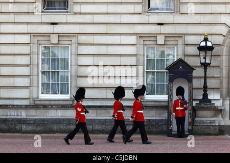Scots Guards de Queen's Royal Guard au cours de cérémonie de la relève de la garde à l'extérieur de Buckingham Palace, Londres, Angleterre Banque D'Images