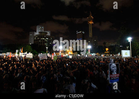 Des dizaines de milliers se sont rassemblés dans le centre de Tel Aviv pour un rassemblement de masse contre l'envolée des prix du logement et le coût élevé de la vie. La justice sociale protester également nommé les tentes contestation ont été une série de manifestations en Israël à compter de juillet 2011 impliquant des centaines de milliers de manifestants à partir d'une variété de facteurs socio-économiques s'opposant à la poursuite de l'augmentation du coût de la vie particulièrement dans le secteur du logement. Banque D'Images