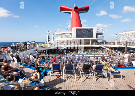 Les passagers de croisière regarder match de football NFL sur le pont du navire de croisière Carnival Triumph dans le golfe du Mexique Banque D'Images