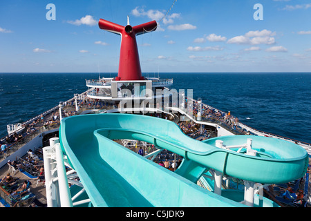Les passagers de croisière sur le pont et de l'eau glisser sur Carnival Triumph bateau de croisière dans le golfe du Mexique Banque D'Images