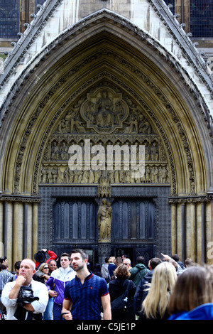 Les touristes en face de la grande porte du Nord, l'abbaye de Westminster, Londres, Angleterre Banque D'Images