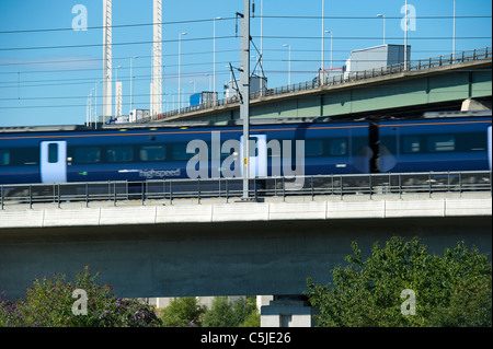 Un train sur la liaison ferroviaire à grande vitesse passe par le passage de la rivière Dartford dans Thurrock Essex,, Royaume-Uni. Banque D'Images