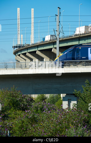 Un train sur la liaison ferroviaire à grande vitesse passe par le passage de la rivière Dartford dans Thurrock Essex,, Royaume-Uni. Banque D'Images