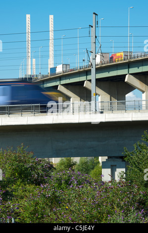 Un train sur la liaison ferroviaire à grande vitesse passe par le passage de la rivière Dartford dans Thurrock Essex,, Royaume-Uni. Banque D'Images