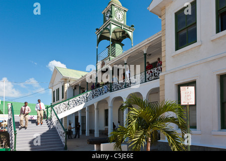 Personnes sur la véranda et étapes de la Cour suprême du Belize building à Belize City, Belize Banque D'Images