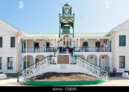 Les citoyens locaux se mêlent sur le balcon du bâtiment de la Cour suprême du Belize à Belize City, Belize Banque D'Images