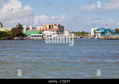 Bateaux amarrés dans la bouche d'Haulover Creek dans le quartier touristique, à Belize City, Belize Banque D'Images