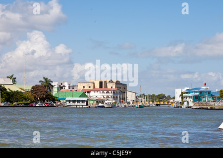 Bateaux amarrés dans la bouche d'Haulover Creek dans le quartier touristique, à Belize City, Belize Banque D'Images