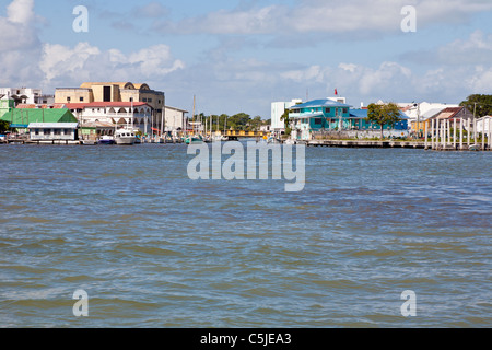 Bateaux amarrés dans la bouche d'Haulover Creek dans le quartier touristique, à Belize City, Belize Banque D'Images