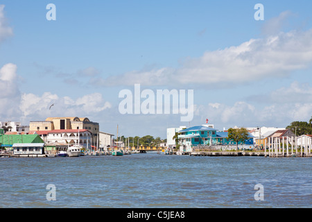 Bateaux amarrés dans la bouche d'Haulover Creek dans le quartier touristique, à Belize City, Belize Banque D'Images