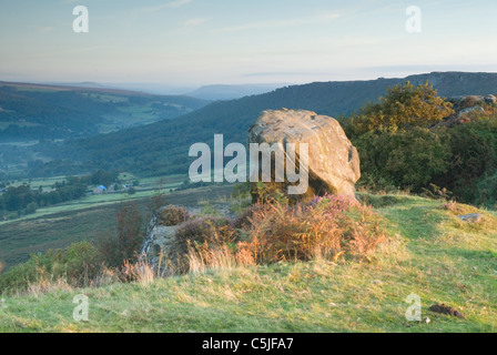 Lever du soleil et les formations rocheuses sur bord Buxton - Parc national de Peak District, Derbyshire, Angleterre, RU Banque D'Images