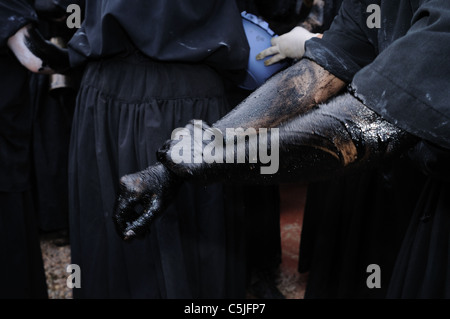 ' ' La préparation de Devils Luzón Carnaval à Luzon. Guadalajara . Castille - La Mancha . Espagne Banque D'Images