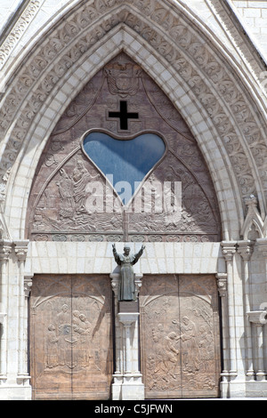 Extérieur de la nouvelle cathédrale de Quito, Équateur, avec une statue du Pape Jean Paul II Banque D'Images