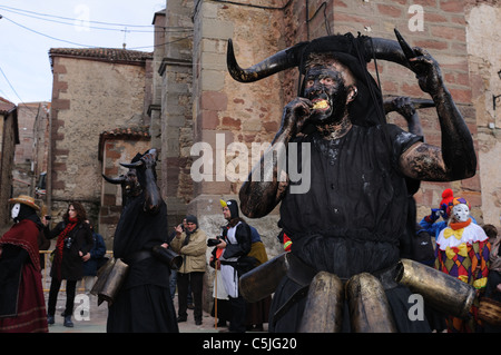 Diables Luzón ' ' Carnaval dans la place principale de Luzon. Guadalajara . Castille - La Mancha . Espagne Banque D'Images