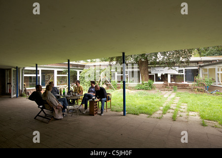 Groupe d'artistes à parler à la table Banque D'Images