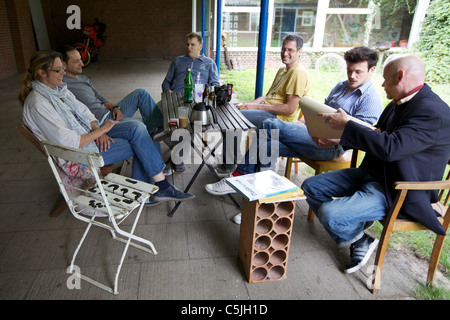 Groupe d'artistes à parler à la table Banque D'Images