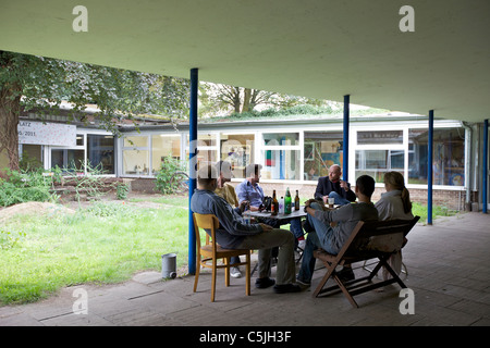 Groupe d'artistes à parler à la table Banque D'Images