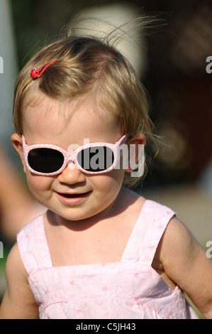 Petite fille avec des lunettes portrait Banque D'Images