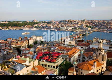 Ville d'Istanbul en Turquie, vue depuis le quartier de Beyoglu sur la Corne d''or et le pont de Galata. Banque D'Images