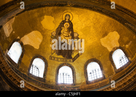 Sainte Vierge Marie avec l'enfant Jésus mosaïque byzantine art sur l'abside de la basilique Sainte-Sophie à Istanbul, Turquie. Banque D'Images